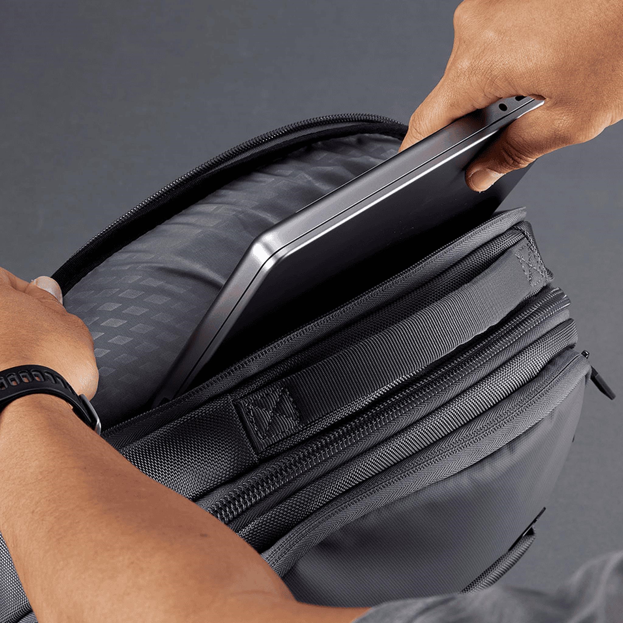 Ogio Pace Pro 20L Backpack batoh, grey pinstripe
