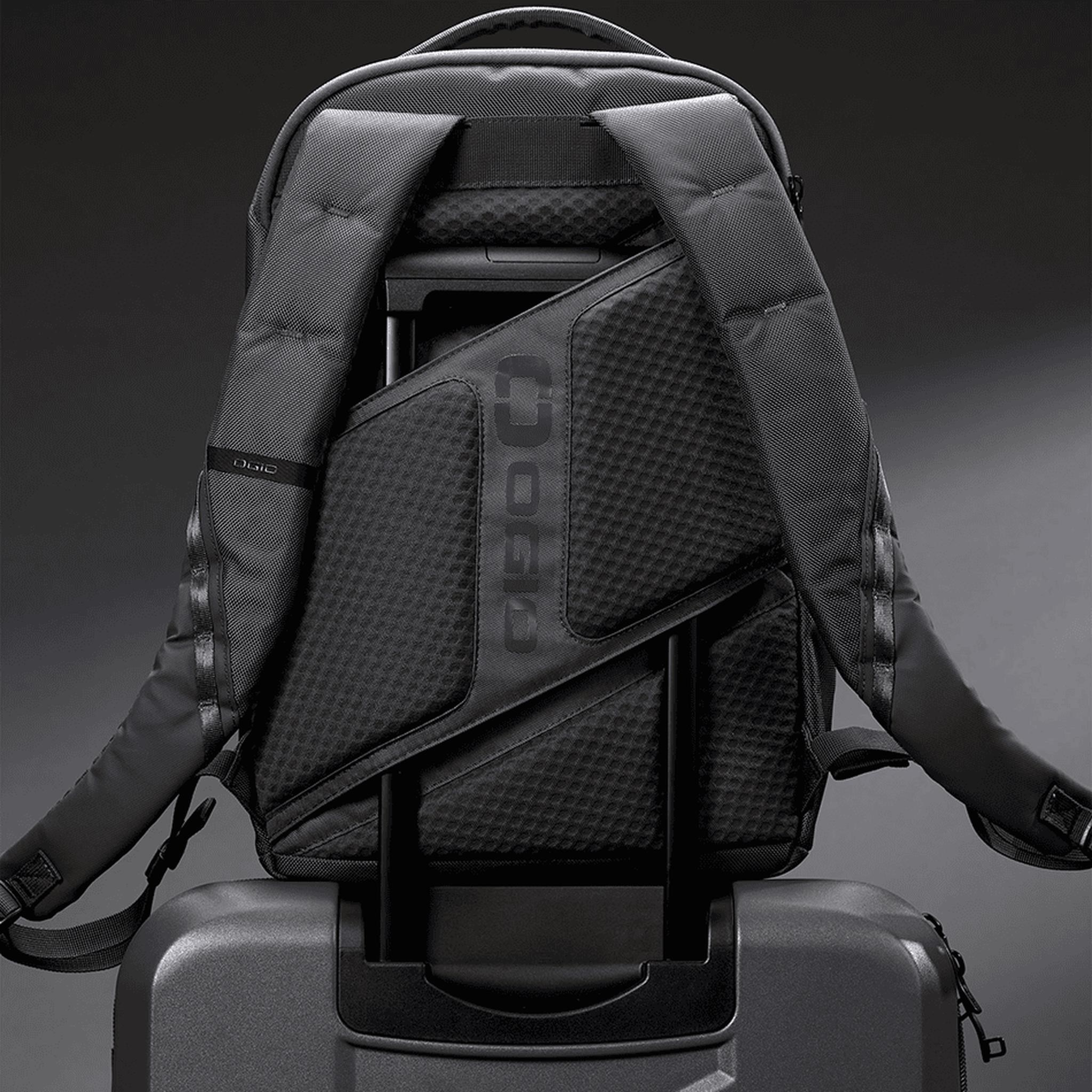 Ogio Pace Pro 20L Backpack batoh, grey pinstripe