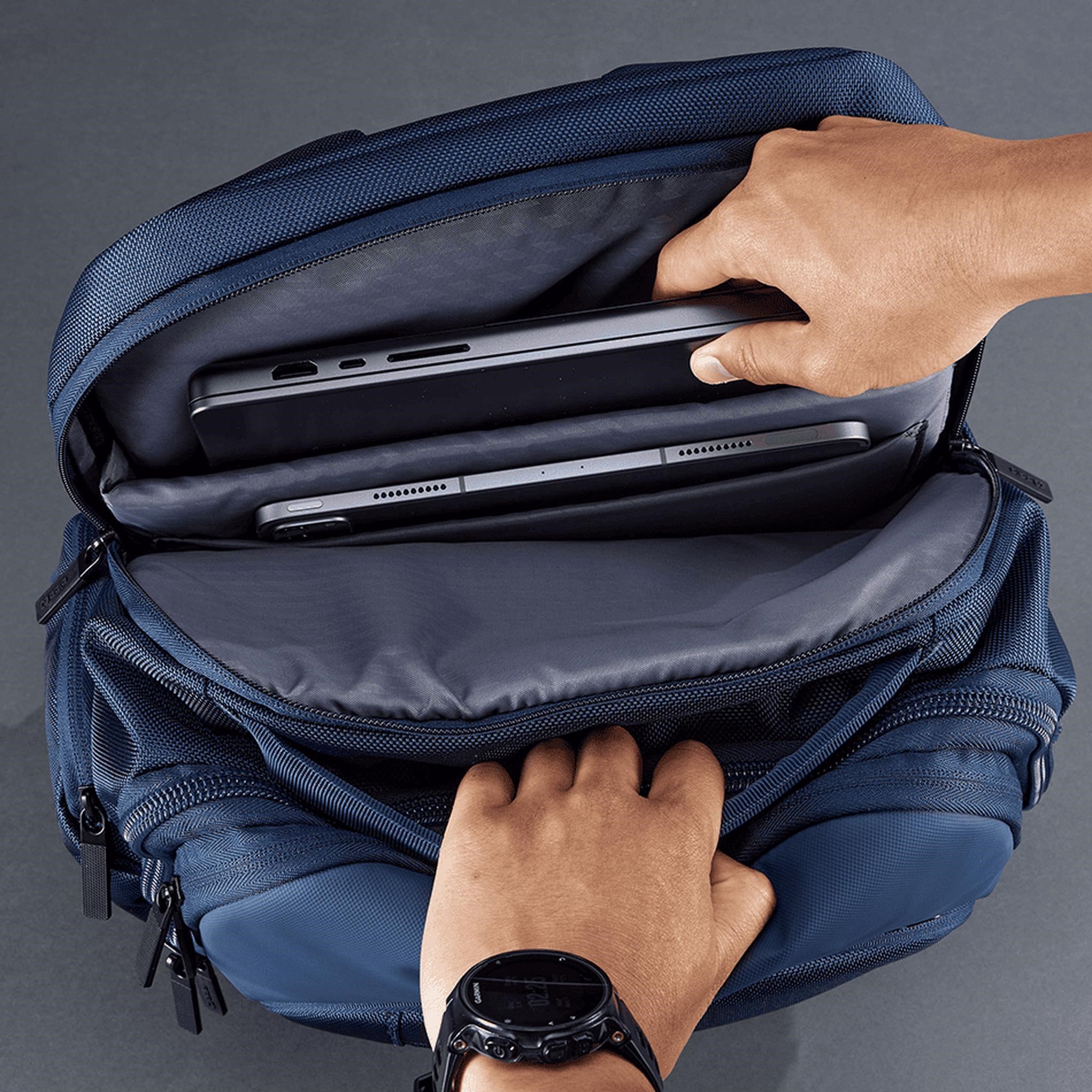 Ogio Pace Pro 25L Backpack batoh, grey pinstripe