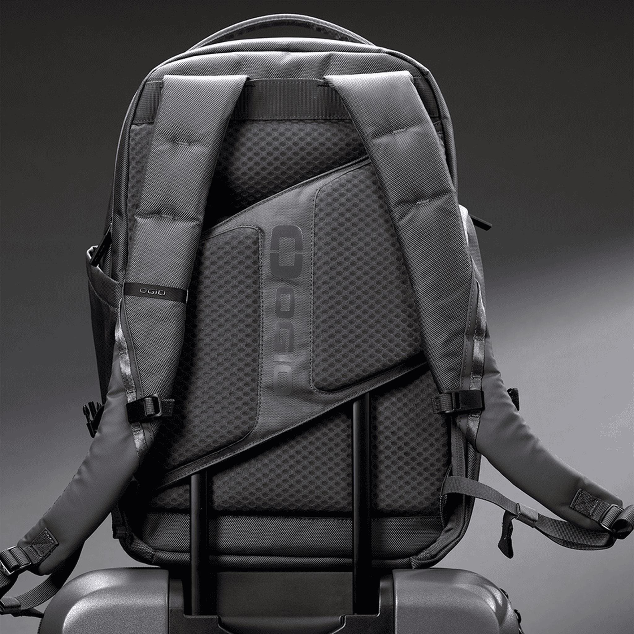Ogio Pace Pro 25L Backpack batoh, grey pinstripe