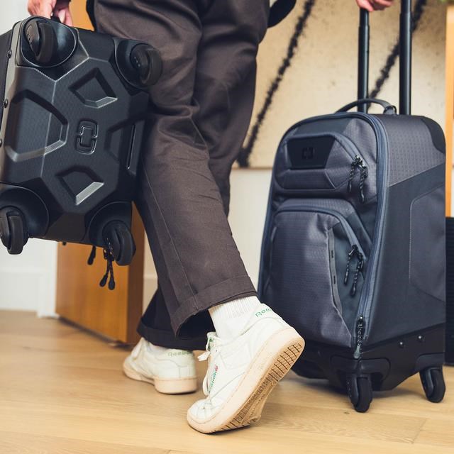 Ogio Renegade 22" 4-Wheel Travel 33L cestovní taška, titanium