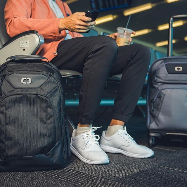 Ogio Renegade 22" 4-Wheel Travel 33L cestovní taška, titanium