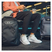 Ogio Renegade 22" 4-Wheel Travel 33L cestovní taška, titanium
