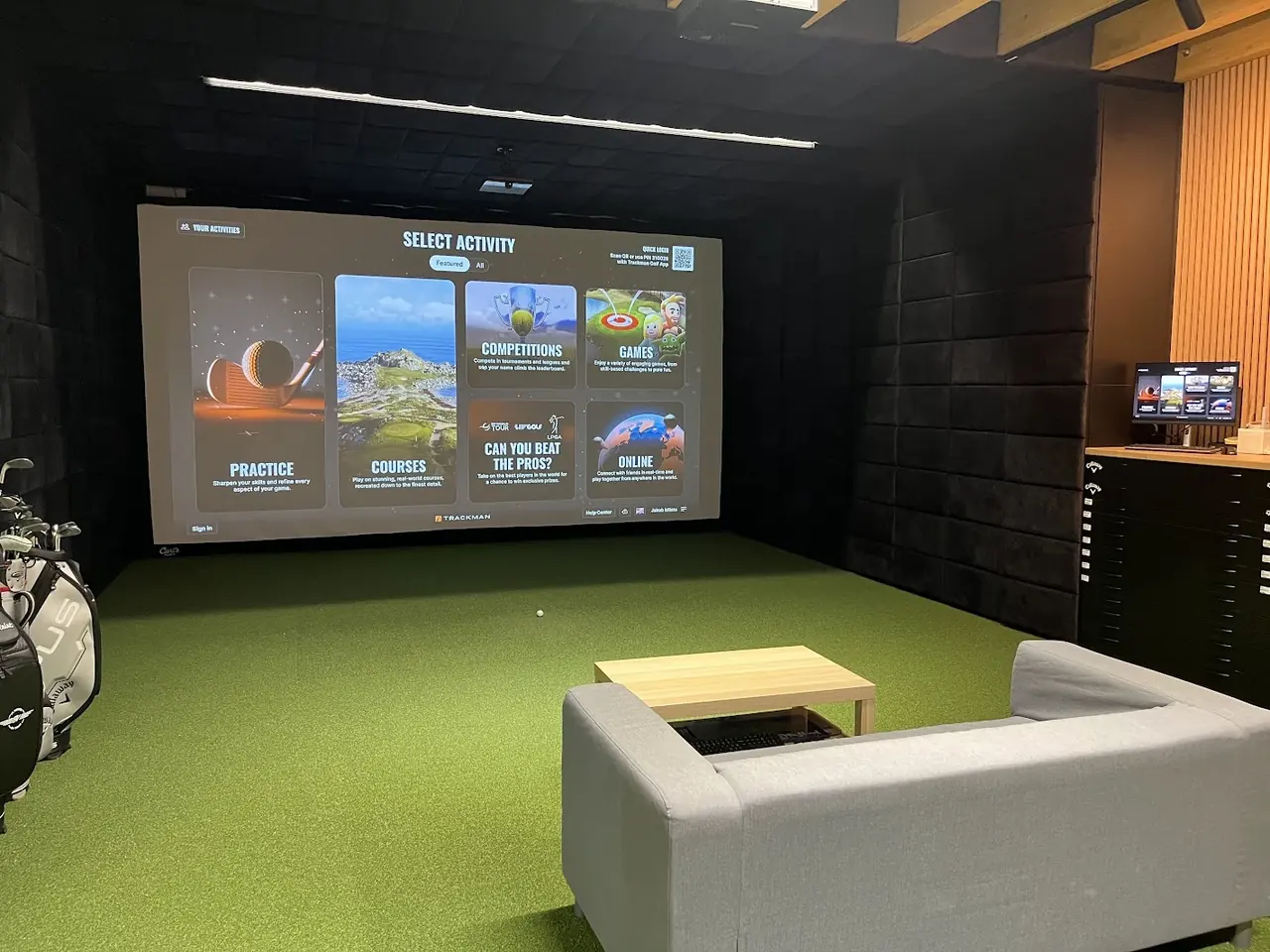Simulátorová místnost s TrackMan iO a velkým plátnem