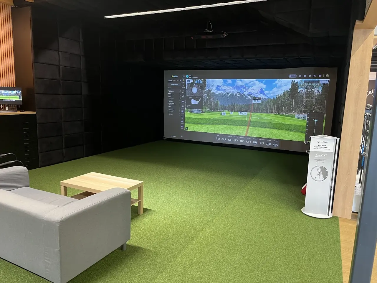 Golfový simulátor Uneekor s plátnem a odpalištěm