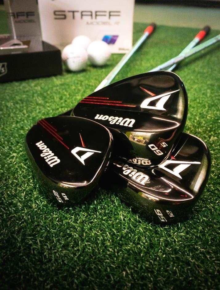 Wilson Staff Deep Red wedge, 52°, 56°, 60° (sada 3 holí)