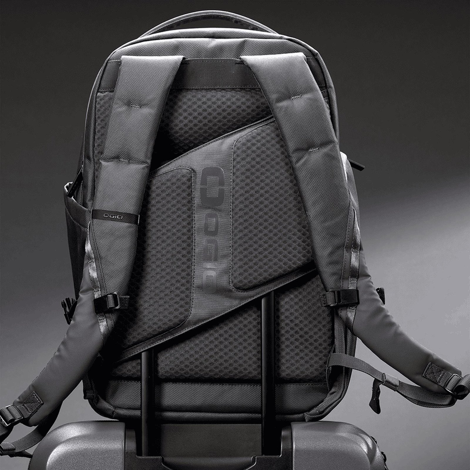 Ogio Pace Pro 25L Backpack batoh, grey pinstripe