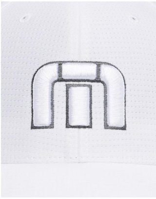 Travis Mathew B-Bahamas Fitted pánská golfová kšiltovka, bílá