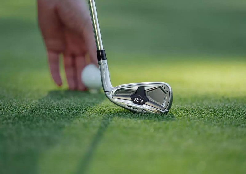 TaylorMade Qi Max pánská železa, grafit
