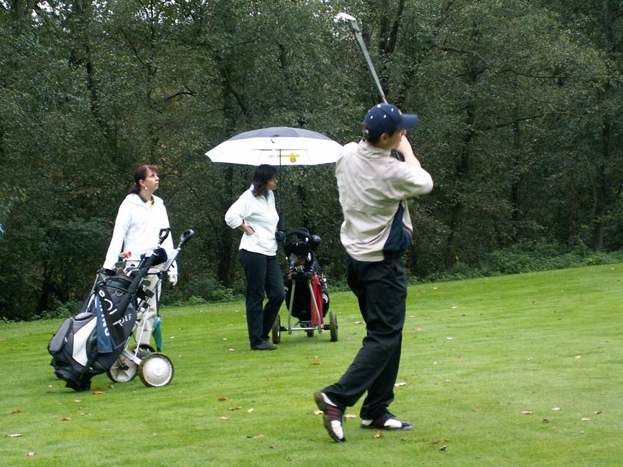 Hra na golfovém hřišti