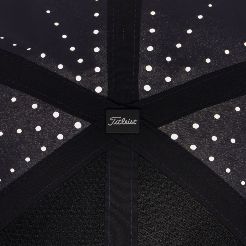 Detail hvězdicovité perforace na Titleist Tour Breezer
