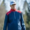 Golfista v akci v bundě Ping AquaDrive Half-Zip