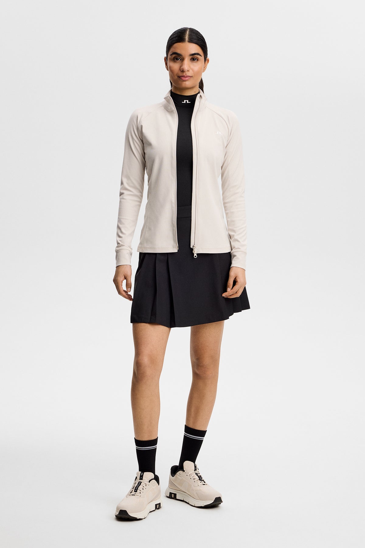 Dámská střední vrstva J.Lindeberg Mel Rib Mid Layer Moonbeam – detail materiálu na hřišti