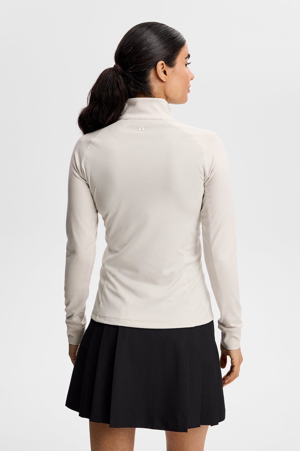 Dámská střední vrstva J.Lindeberg Mel Rib Mid Layer Moonbeam – detail předního zipu a švů
