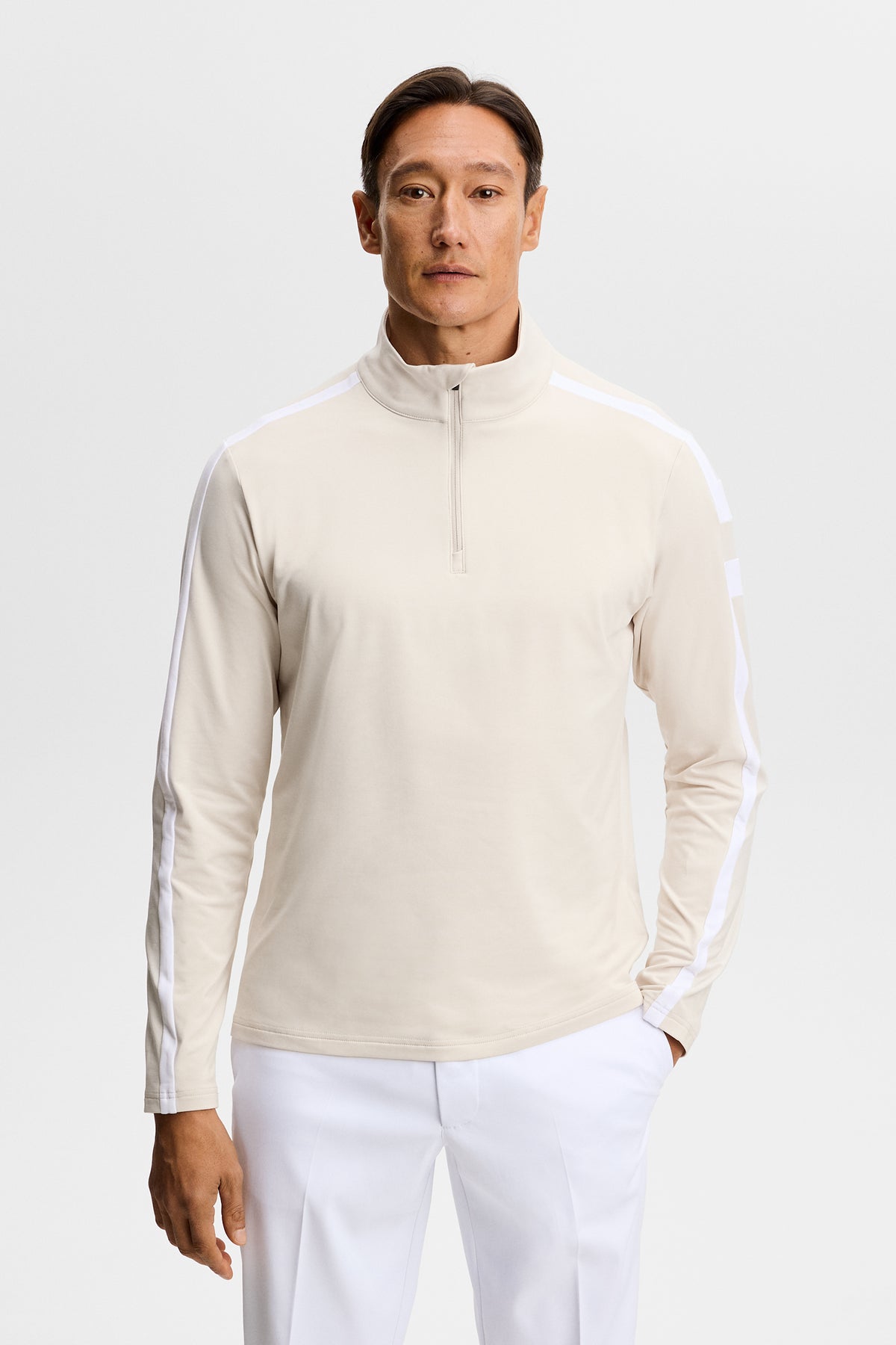 Střední vrstva J.Lindeberg Keaton Quarter Zip Moonbeam – přední lifestylový pohled