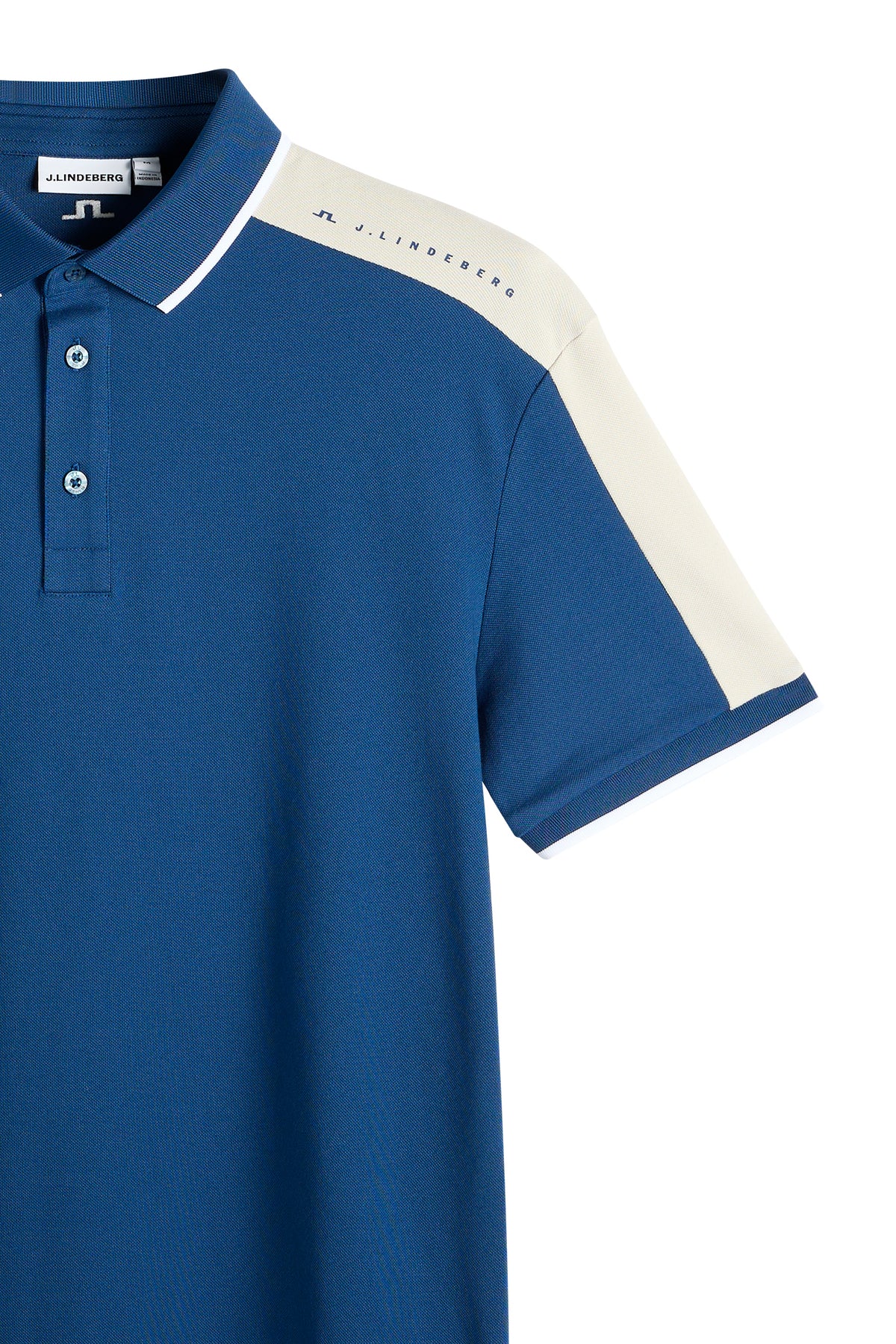 Polo J.Lindeberg Jace Estate Blue – zadní pohled ukazující logo Bridge a střižené a šité ramenní panely