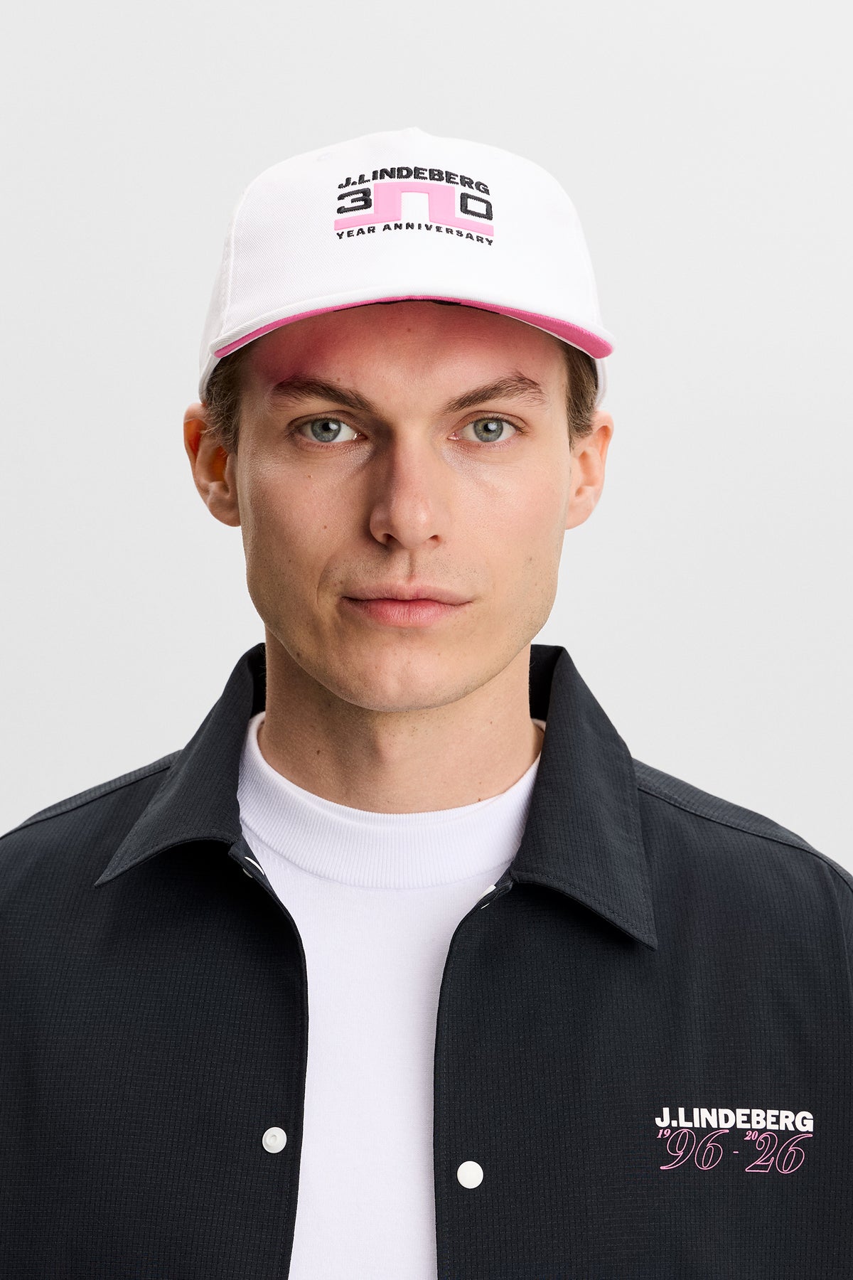 Kšiltovka J.Lindeberg 30Y Anniversary Cap White – detail výročního brandingu na přední a zadní straně