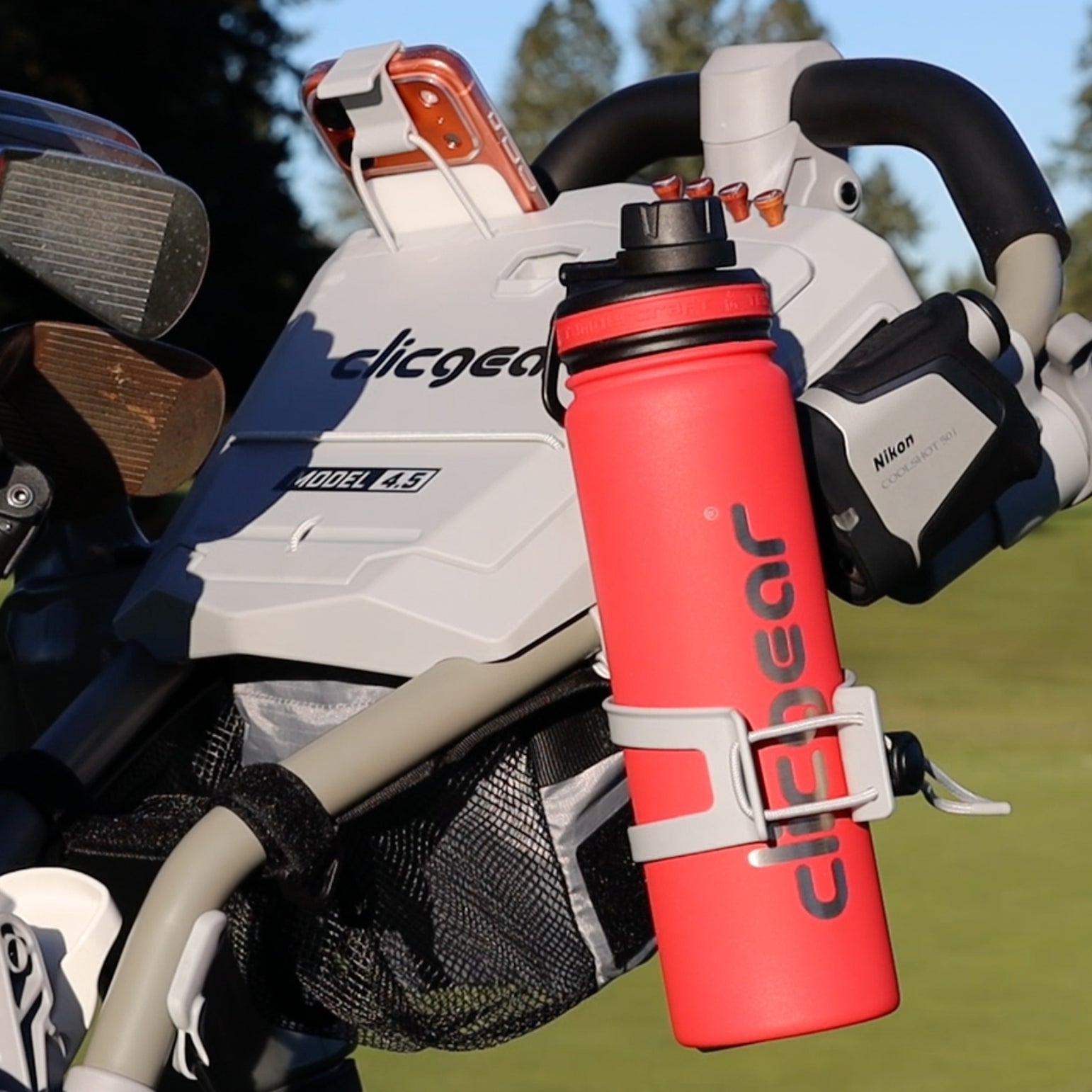 Láhev Clicgear v provozu na golfovém hřišti