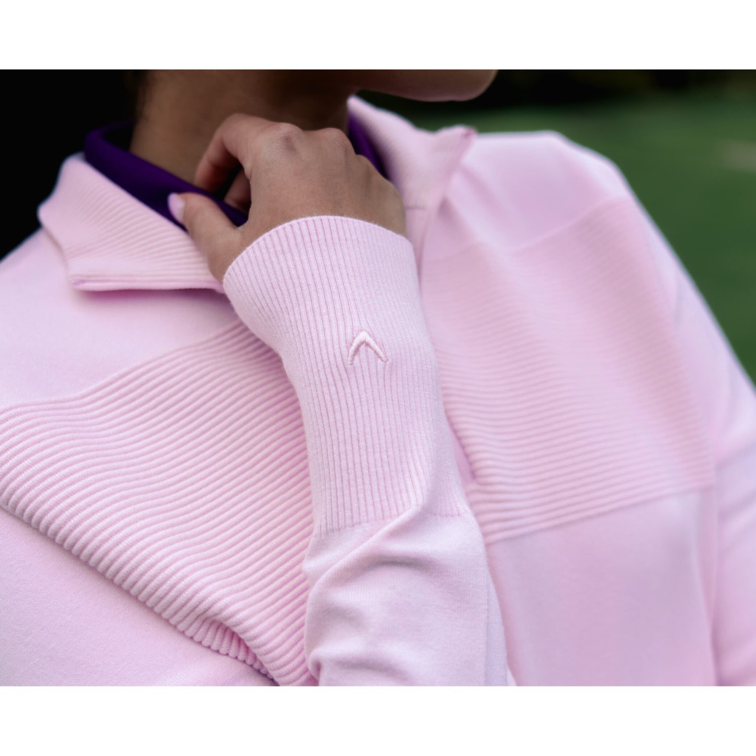 Detail žebrované pletené textury na svetru Callaway Soft Stretch Zip-Neck v barvě třešňového květu