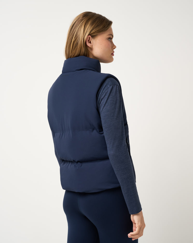 Travis Mathew Moontide Bonded Vest 2.0 – detail horizontálního lepeného prošívání