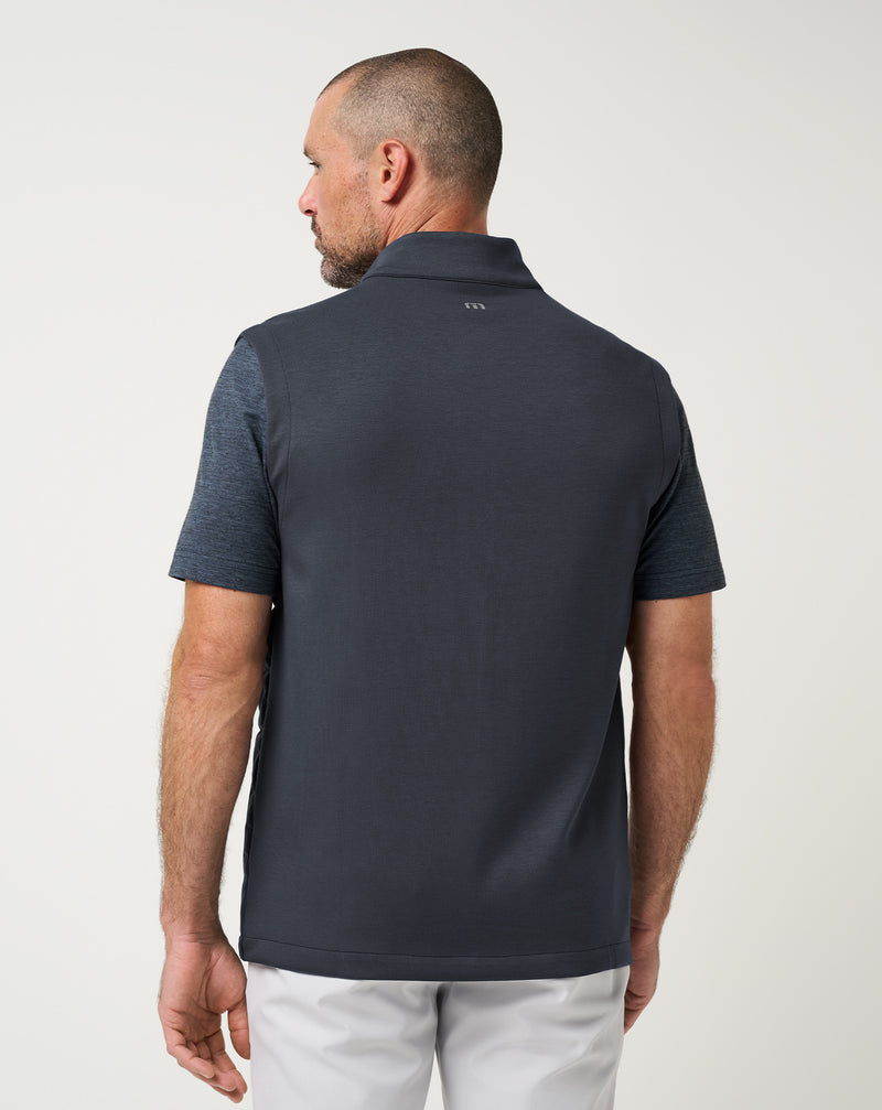 Travis Mathew Point Of Sail Vest – detail prošívaného předního panelu z polyfillu