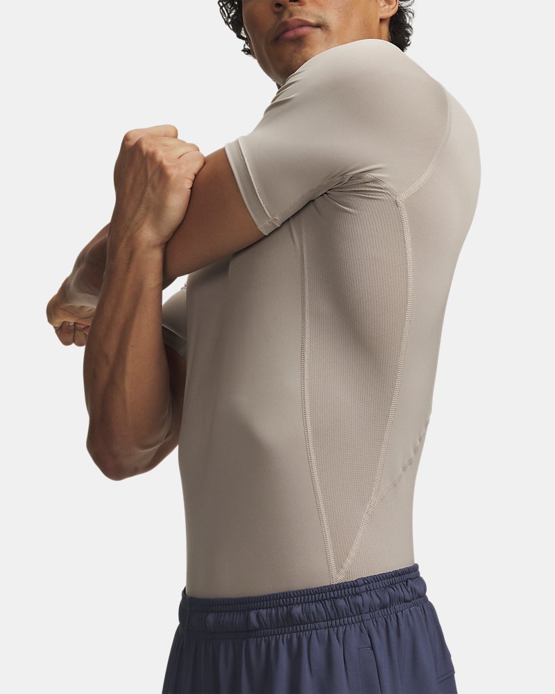 Boční detail kompresního trička Under Armour HeatGear – síťované ventilační panely