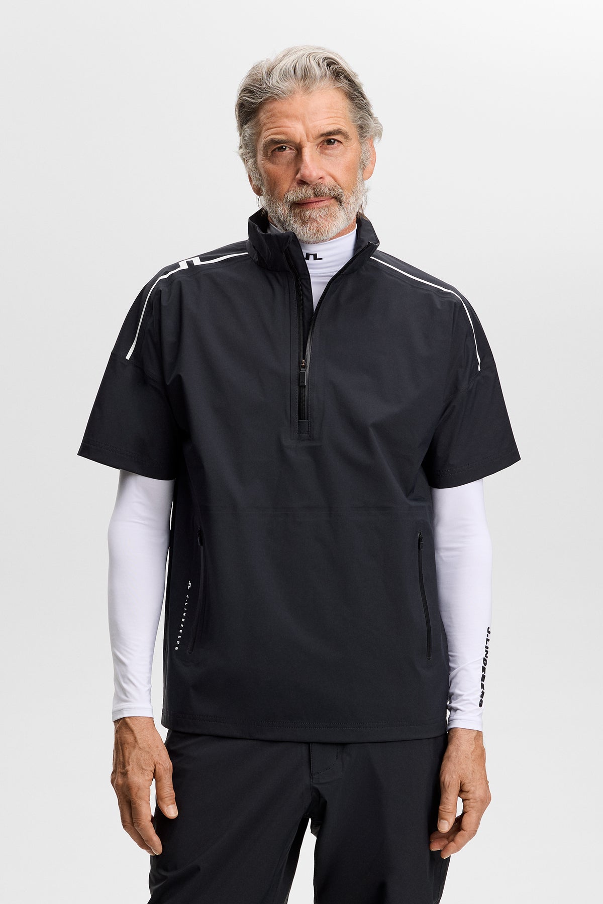 J.Lindeberg Shay Rain Shirt Black – zadní pohled ukazující pruh JL Bridge na rameni