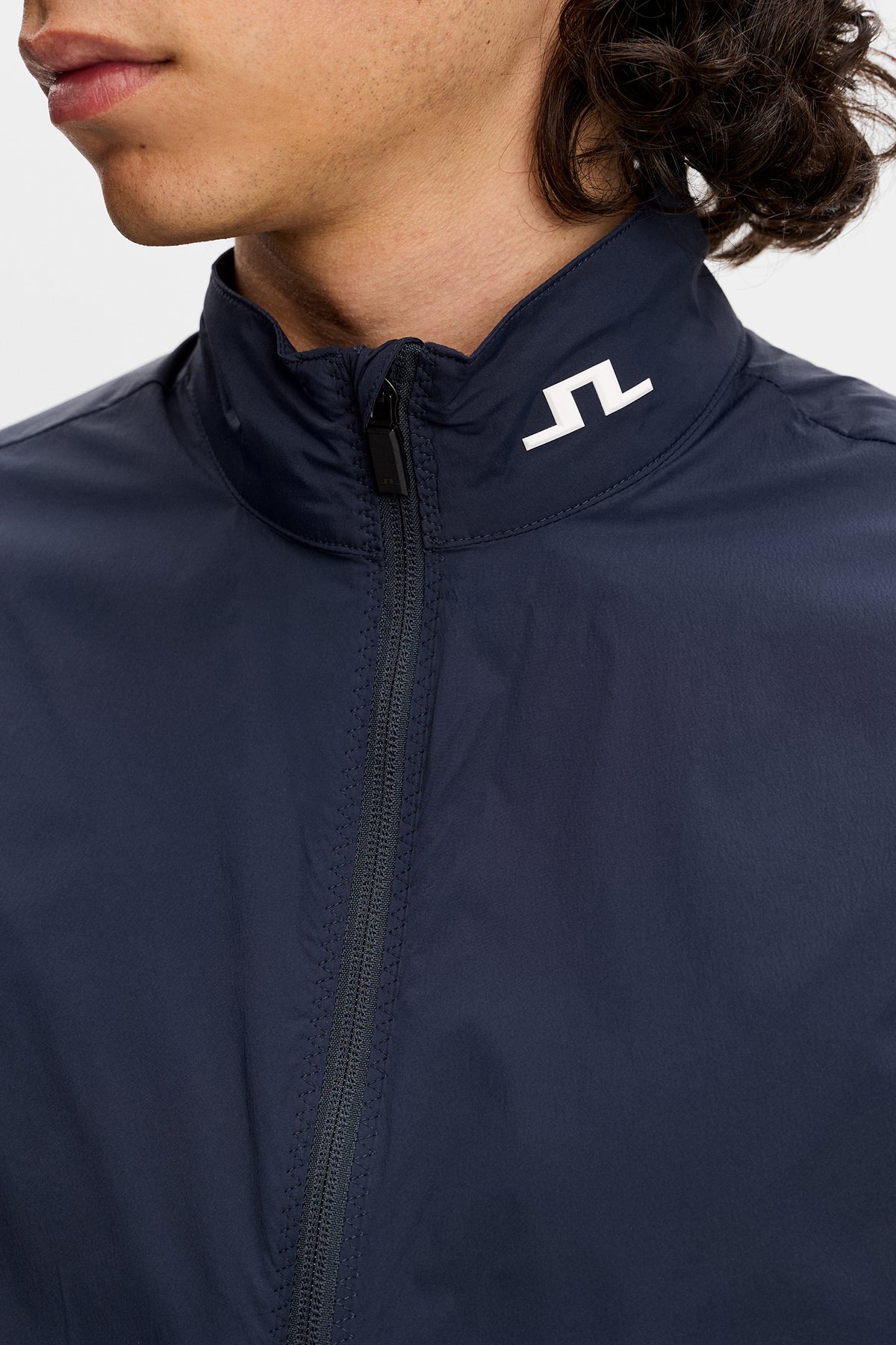 J.Lindeberg Tour Tech Packable Vest JL Navy – boční kapsa a detail zipu