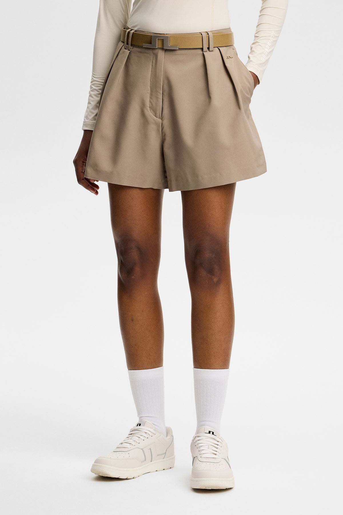 J.Lindeberg Carmen Shorts Brindle – přední pohled ukazující látku a detail záhybů