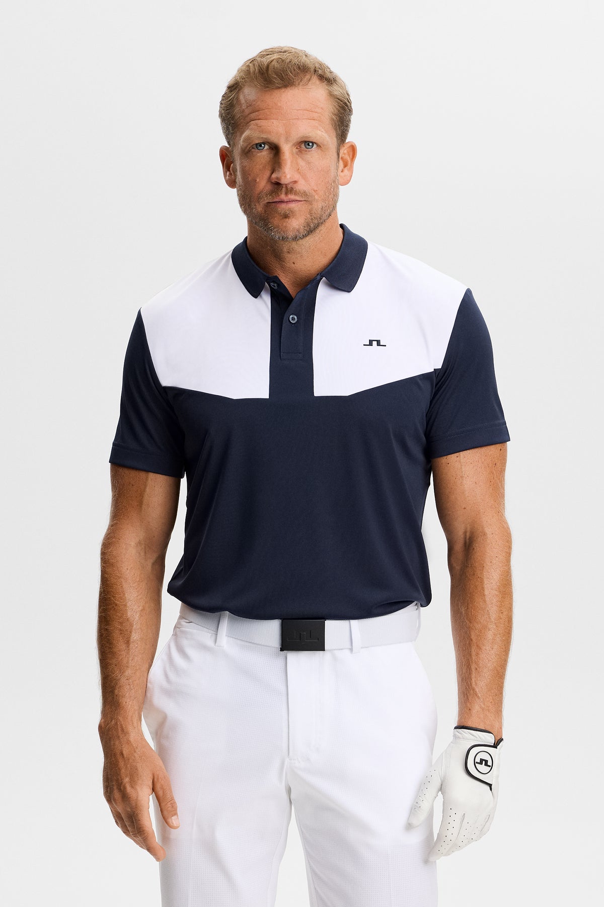 J.Lindeberg Calex Polo JL Navy – přední pohled ukazující kontrastní hrudní panely a logo Bridge