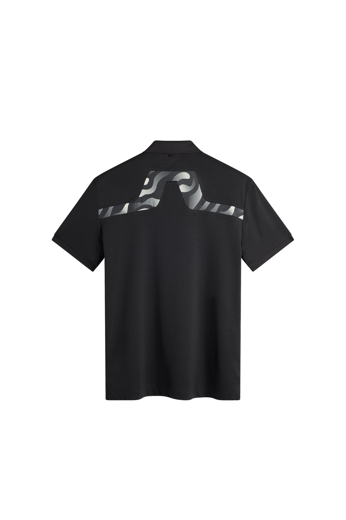 J.Lindeberg KV Print Polo Black – zadní pohled ukazující sezónní potištěnou vsadku s logem Bridge
