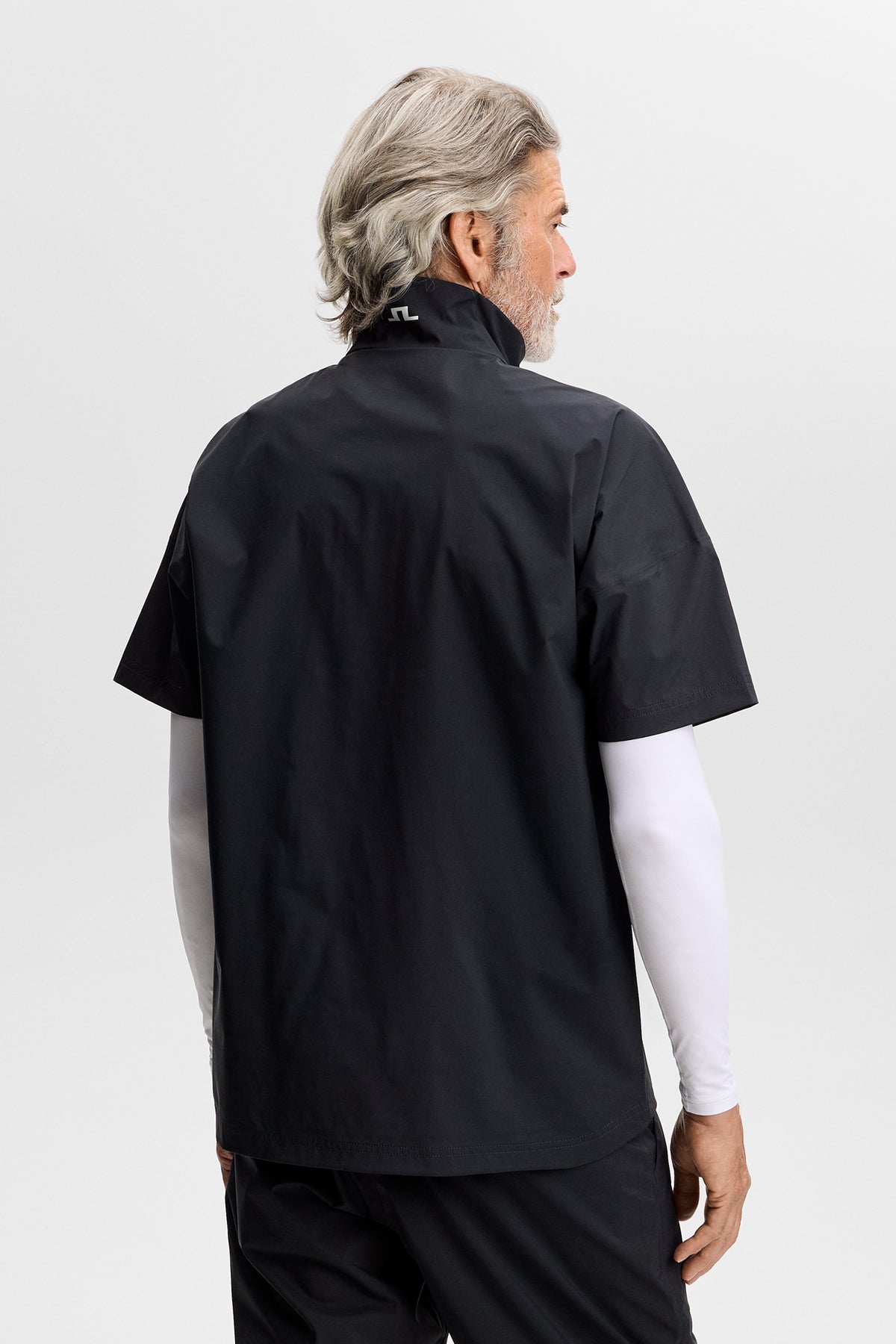 J.Lindeberg Shay Rain Shirt Black – boční pohled ukazující aerodynamickou siluetu a značení