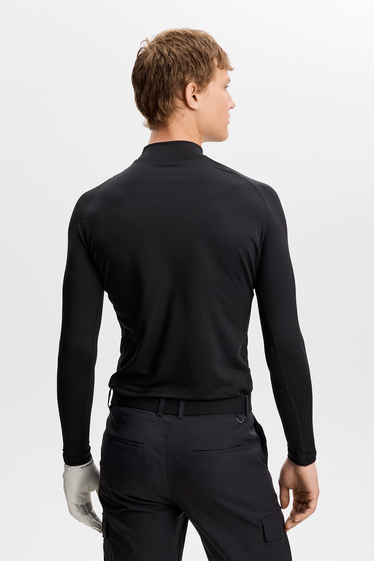 J.Lindeberg Ello Brushed Top Black – detail vysokého límce pro ochranu proti větru