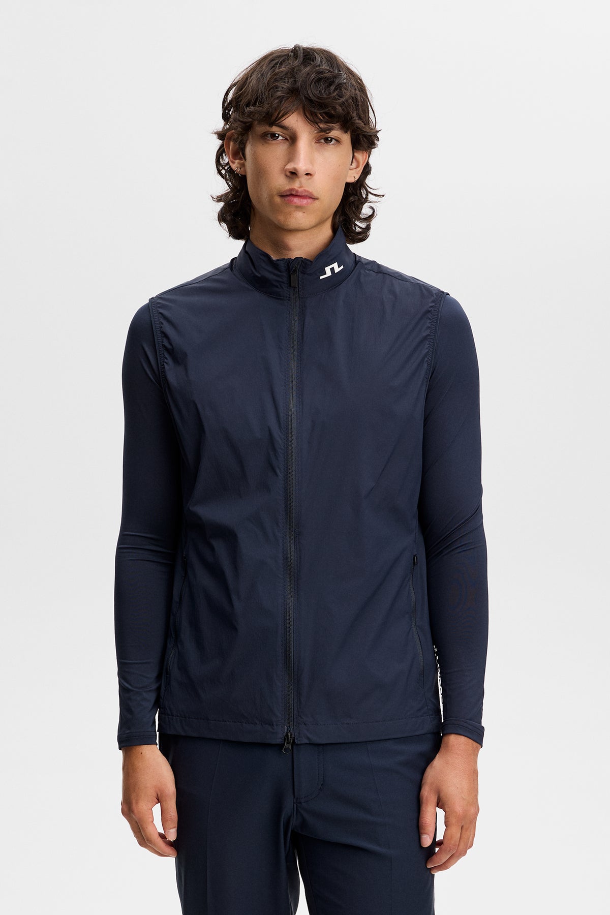 J.Lindeberg Tour Tech Packable Vest JL Navy – přední pohled na hřišti