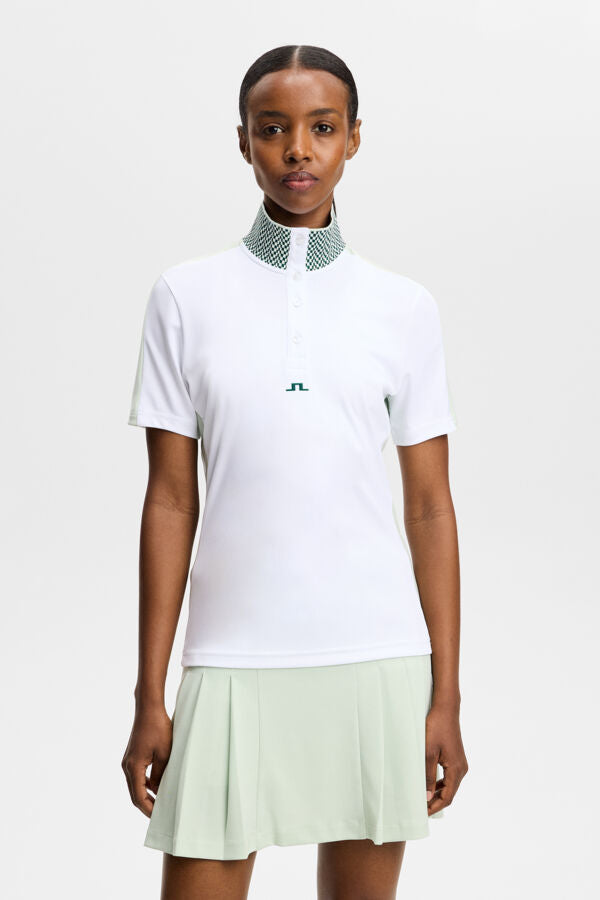 J.Lindeberg Pip Polo White – přední pohled ukazující žakárový límec a knoflíkovou légu