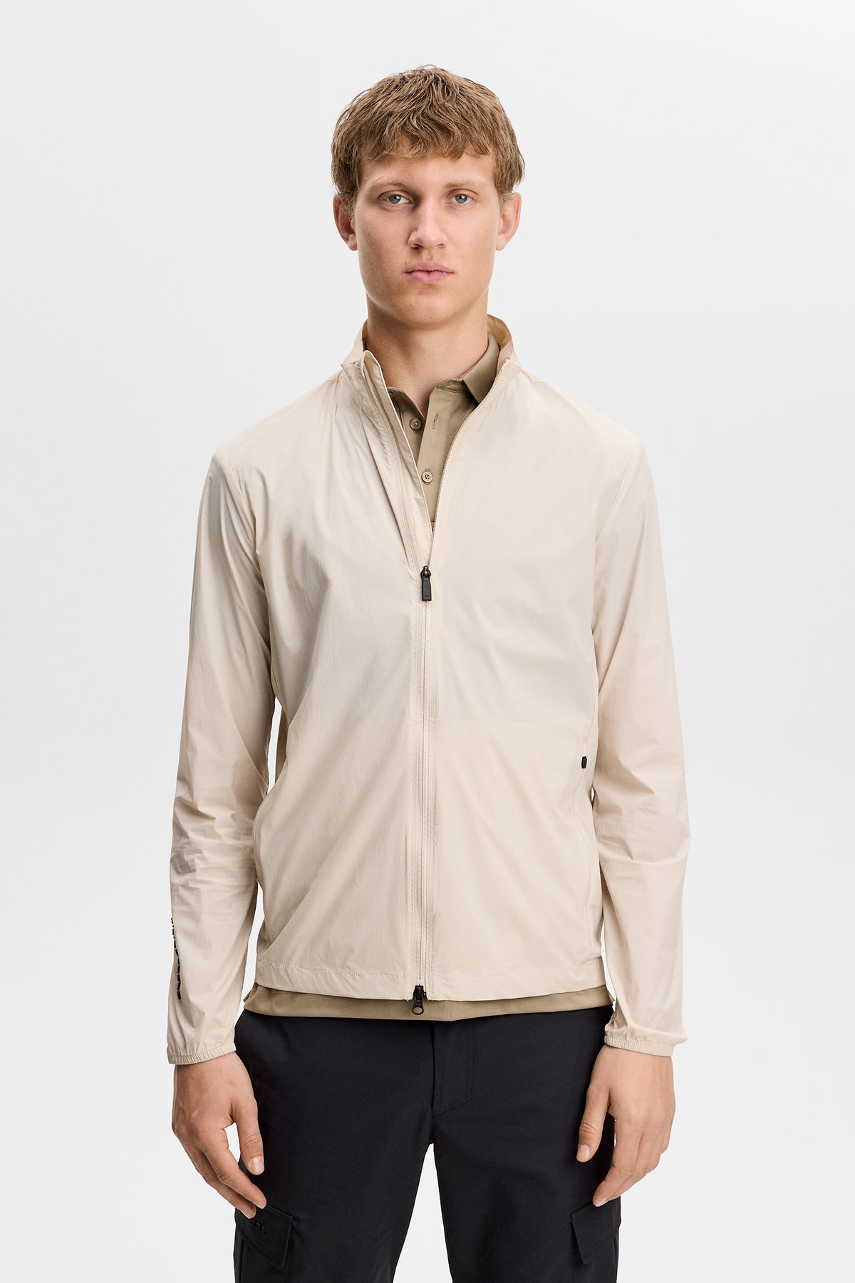 J.Lindeberg Tour Tech Packable Jacket Moonbeam – přední detail ukazující tkaninu Flex Tech 2.0 a zip