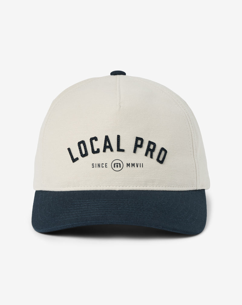 Travis Mathew Local Pro Snapback Hat – přední pohled, bílá