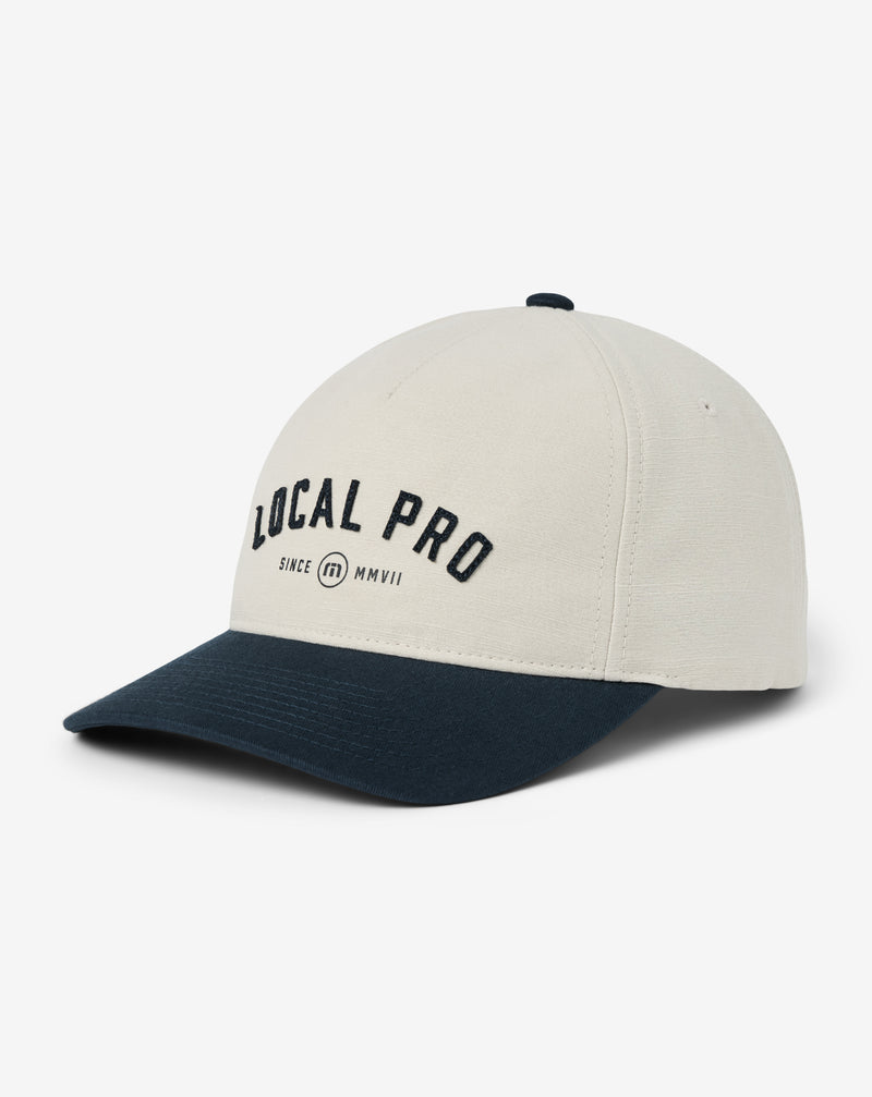 Travis Mathew Local Pro Snapback Hat – boční profil, bílá