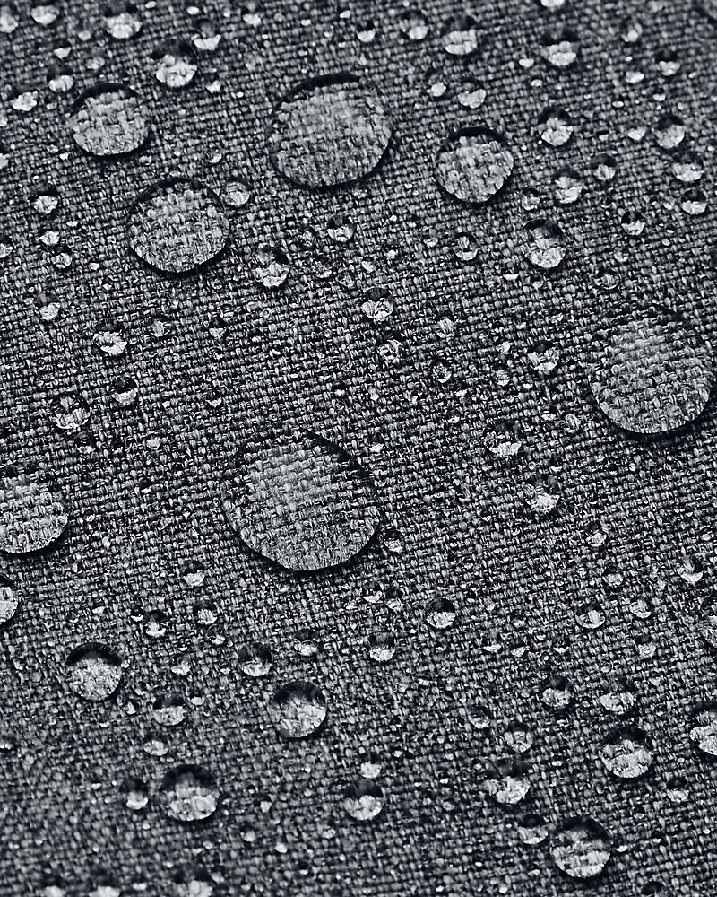 Detail technologie UA Storm odpuzující vodu