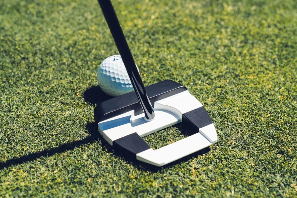 Putter Odyssey Ai-DUAL Square 2 Square Jailbird na greenu